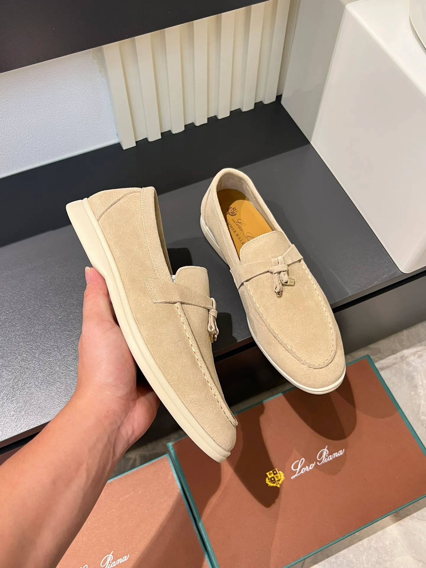 Men's shoes 💰p360 "Loro men's shoes 💰pian'*" Classic L men's shoes for couples 💰p Top version British flat loafers, a must-have item in old money style, the minimalist design is eye-catching and durable, a plus point for dressing The soft foot feel and texture are outstanding. They don’t scratch your feet and are very nice. They are matched with soft and waxy soles. They can be worn daily for a long time without getting tired. They are easy to wear, versatile and classic items, with perfect foot feel and texture! Imported cashmere fabric, the lining is made of imported A-grade water-dyed cow lining, the top version of the genuine leather midsole is sewn with pure handmade mark thread! Size: Female 35-40 (34. Customized) Male 38-44 (45.46. Customized)